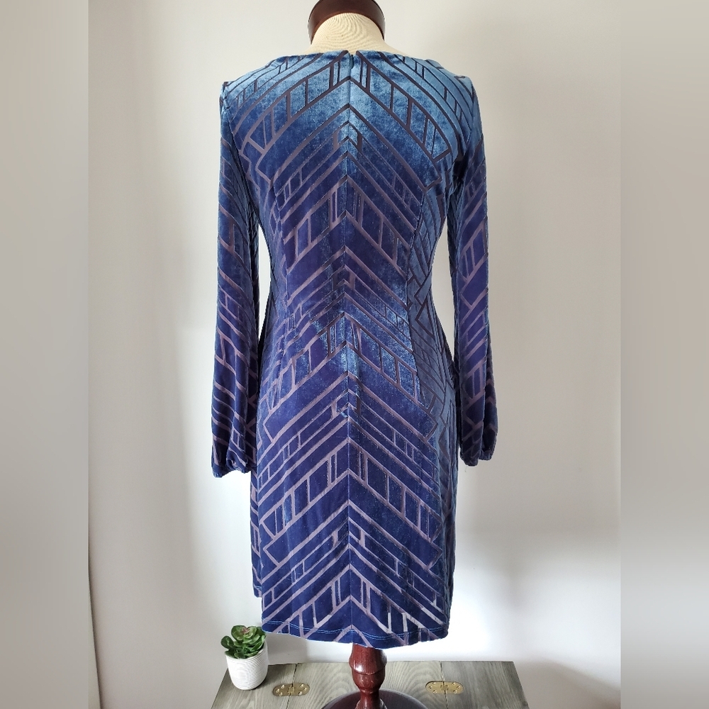 VINCE CAMUTO crushed velvet geometric dress. Size 6 - Picture 6 of 10